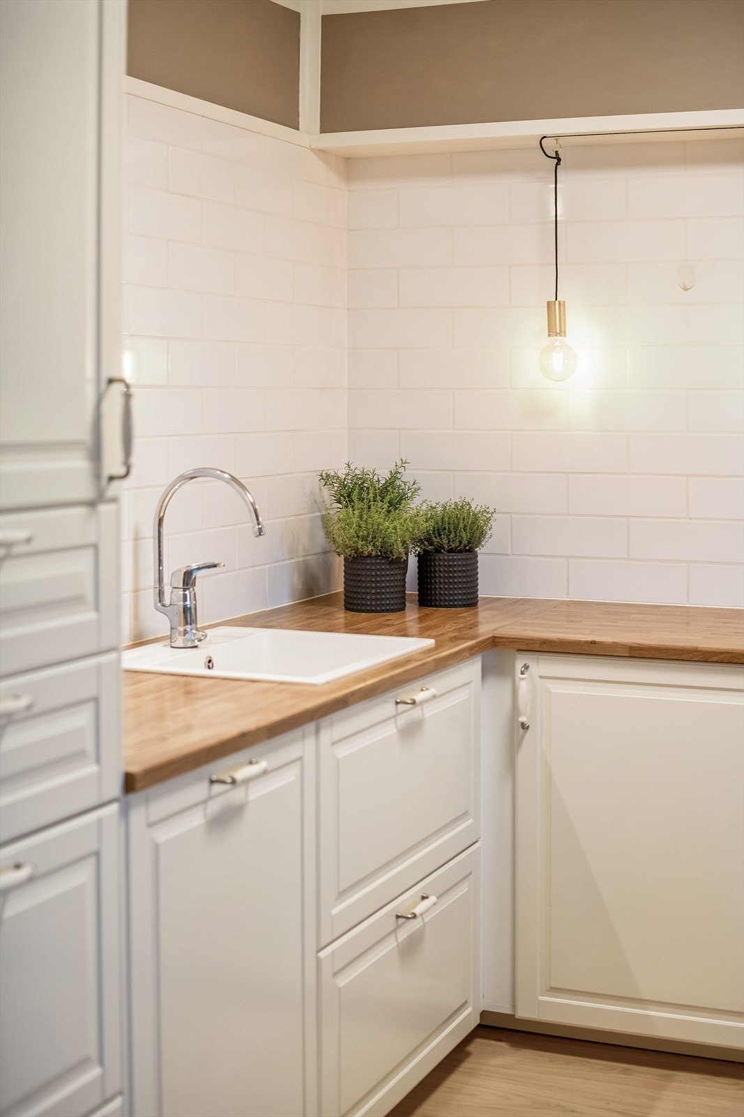 Gode arbeidsflater og funksjonelle løsninger gjør matlagingen til en glede. Galleribilde