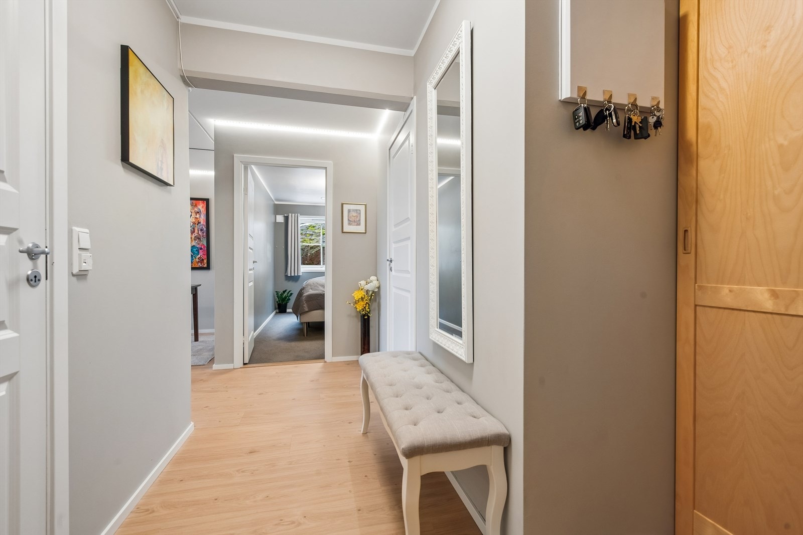 Velkommen inn! Entréen har en stor skyvedørsgardrobe. Galleribilde