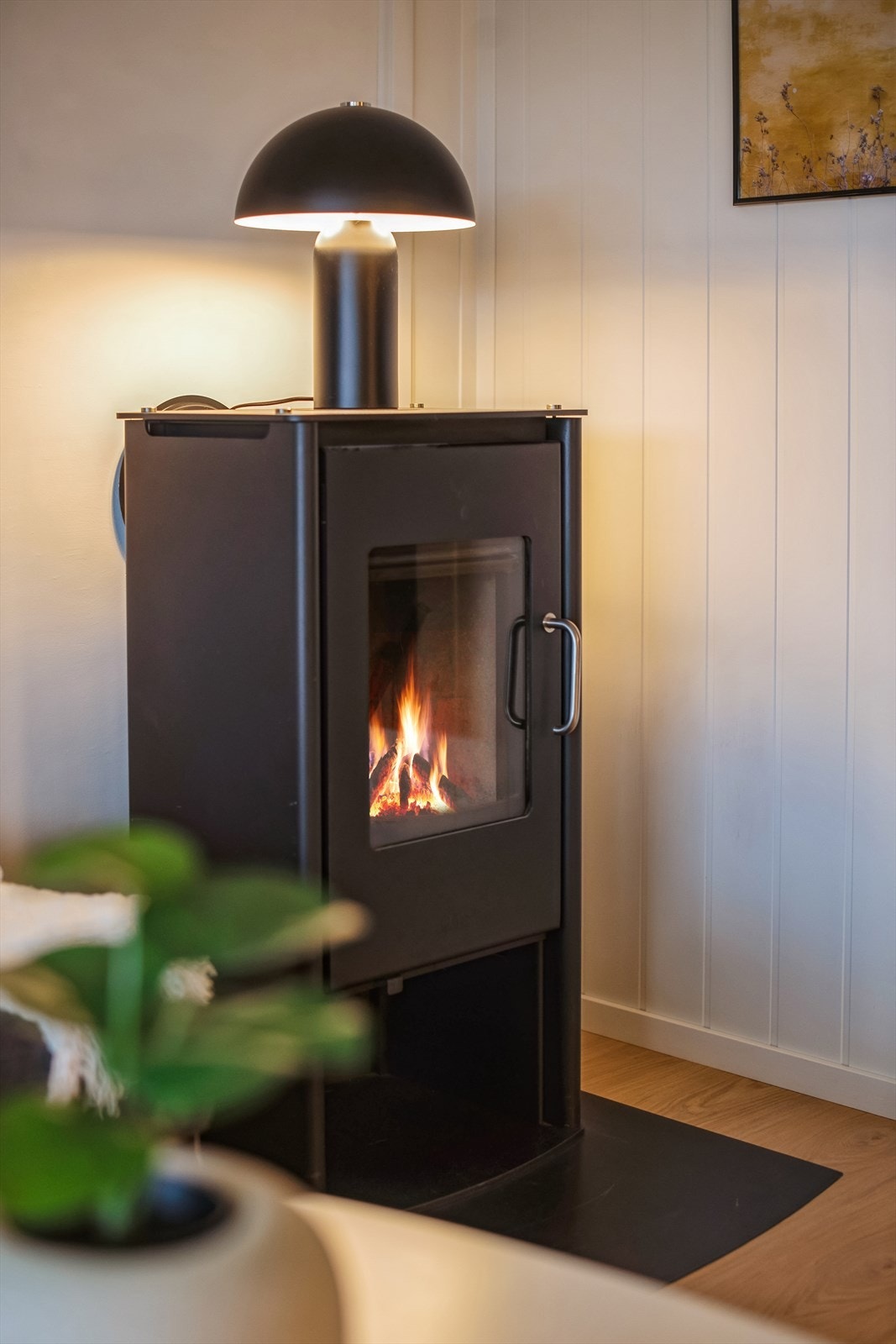 En peisovn i stuen gir både effektiv varme og en hyggelig atmosfære. Galleribilde
