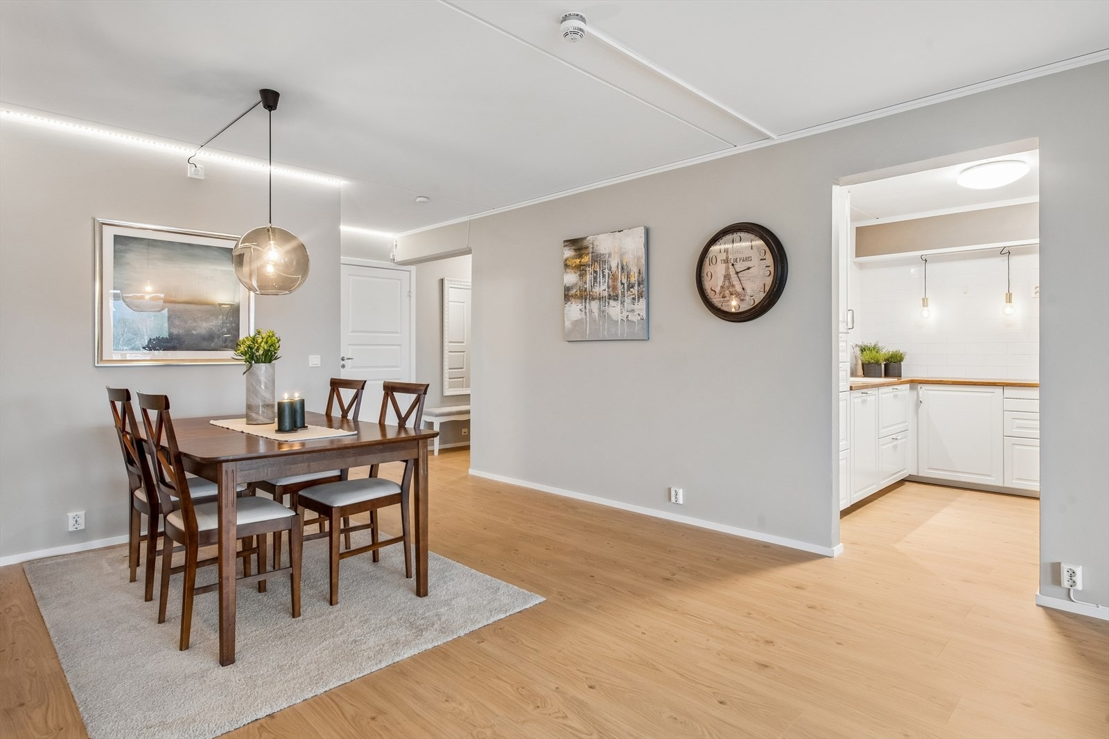 Fra spisestuen er det en naturlig og åpen overgang til kjøkkenet. Galleribilde