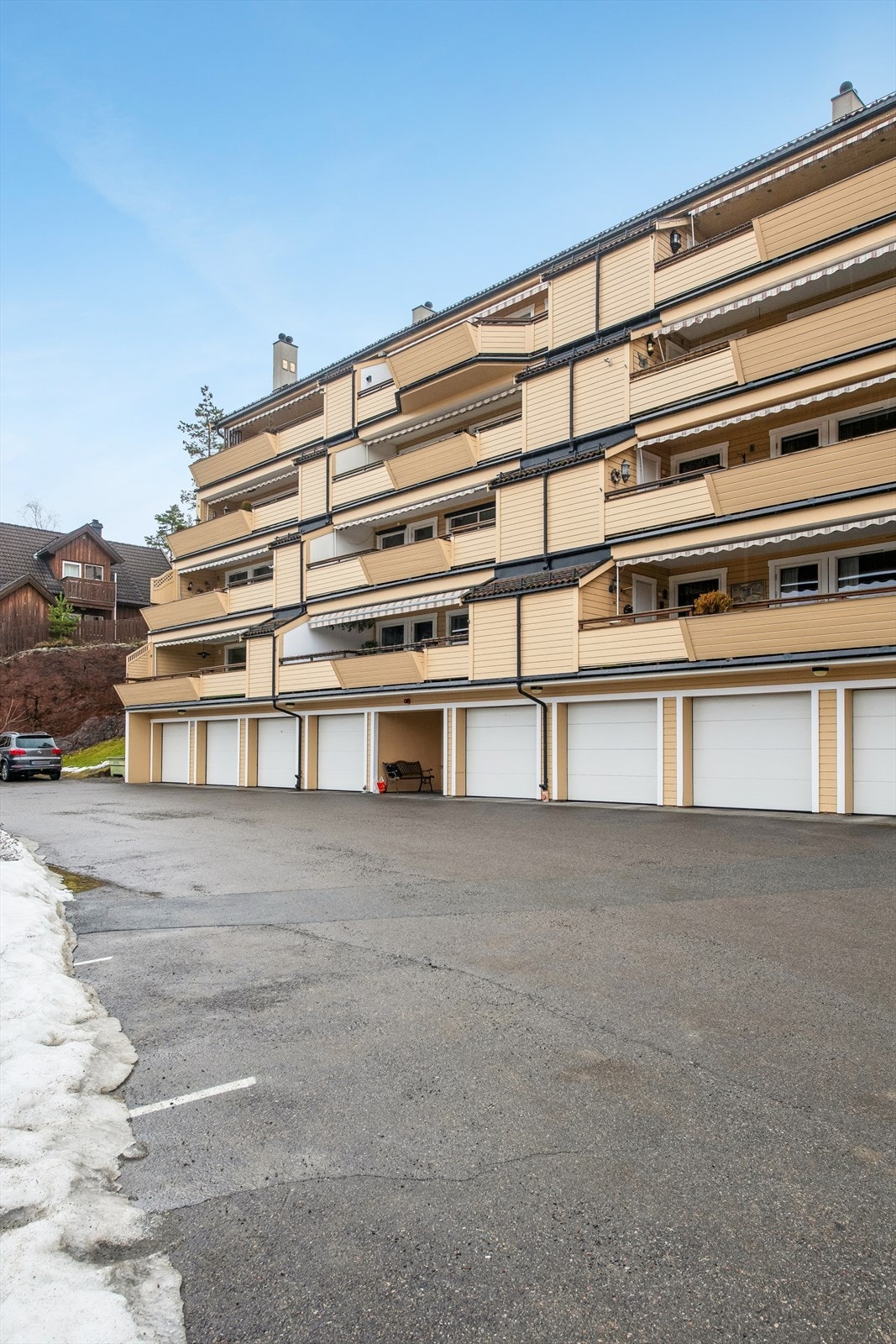 Eiendommen ligger i en blindvei uten gjennomgangstrafikk og med gode solforhold. Galleribilde