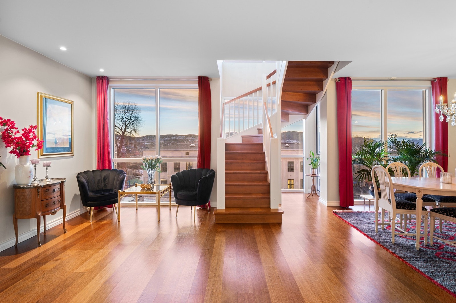 I boligens 2. etasje er det en fantastisk stueløsning på ca. 67 kvadratmeter. Galleribilde