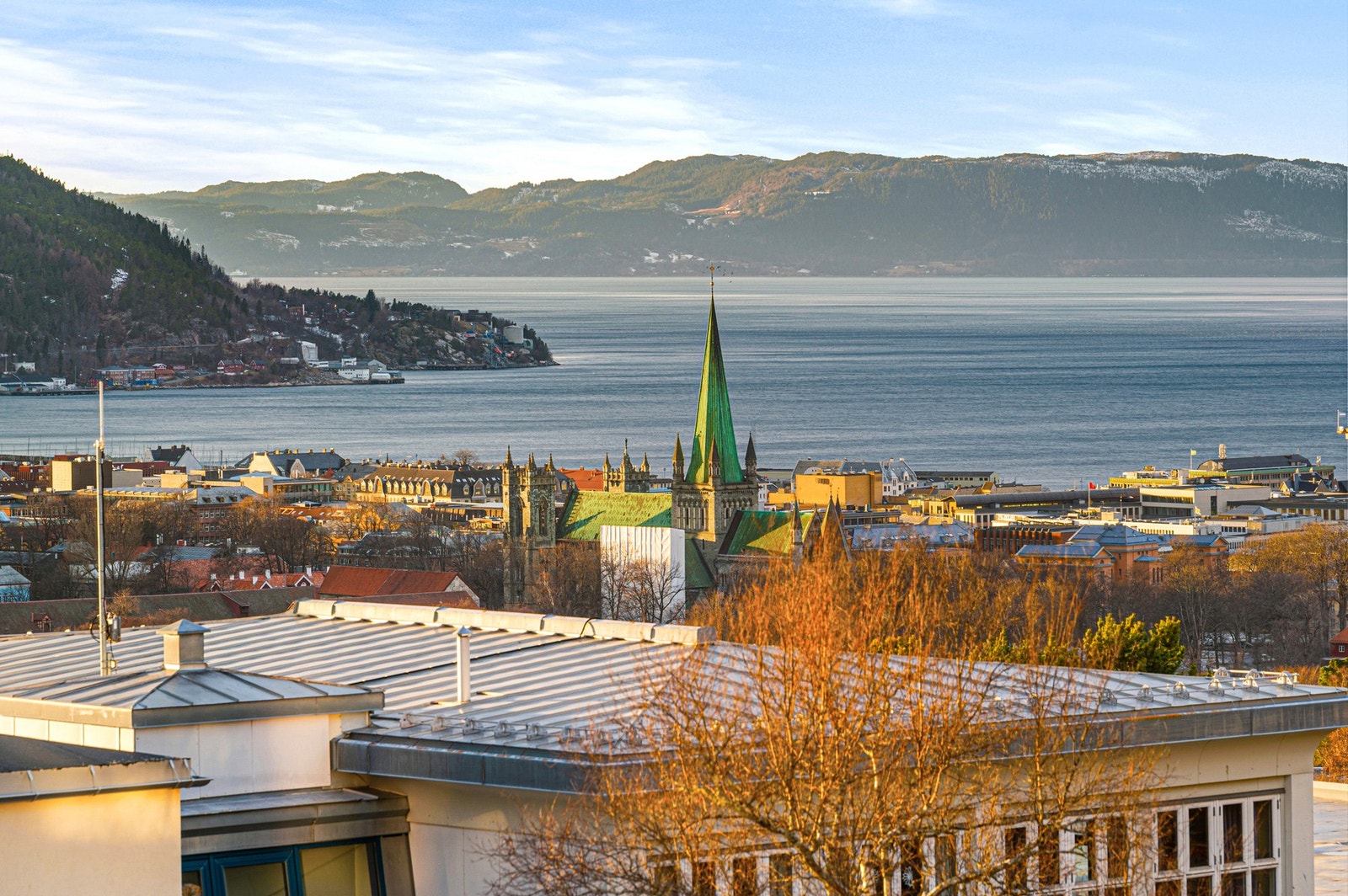 Boligen har 5 private terrasser. Her får du lang solgang, til solnedgang bak Fosenalpene. Galleribilde