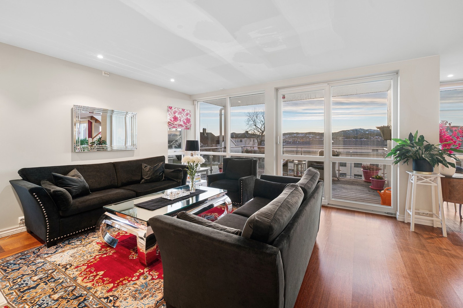 Her også er det store vindusflater, som kjenntegnes med masse lys og luft, og direkte kontakt med den fantastiske utsikten. Galleribilde