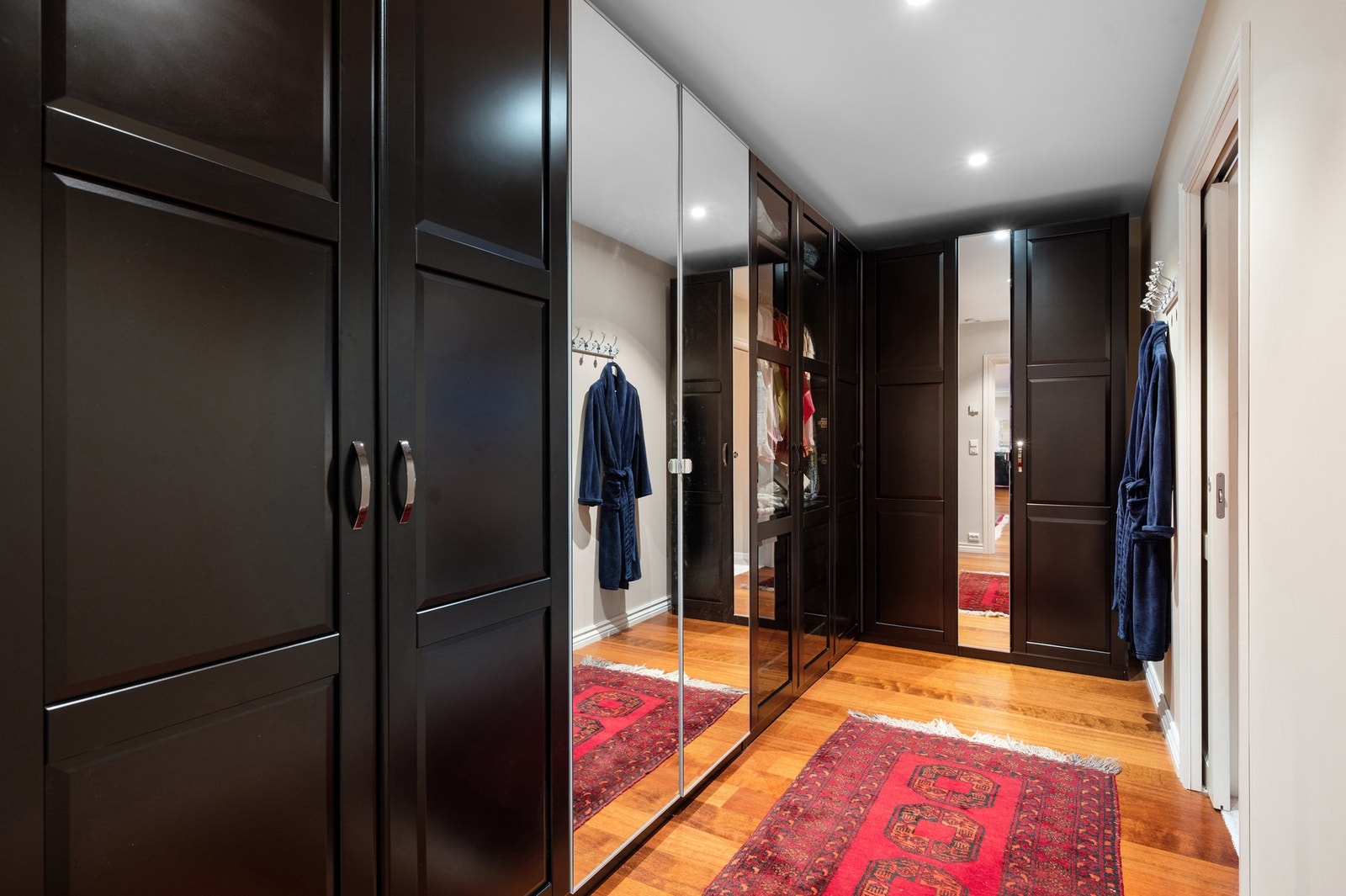 Eget walk-in-closet på 8,4 kvadratmeter. Galleribilde