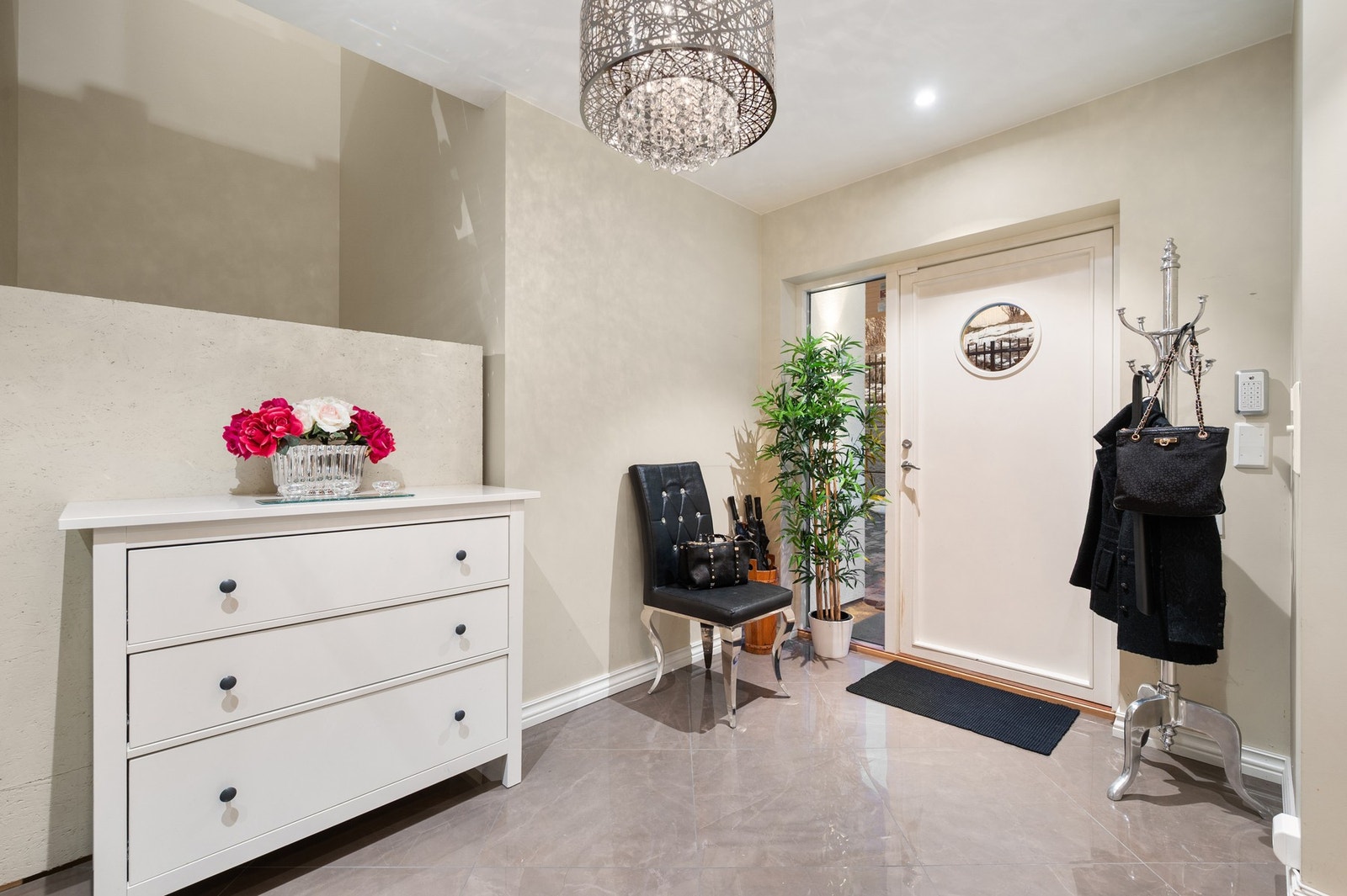 Inngangsparti. Det er i tillegg adkomst fra garasjeanlegget. Galleribilde