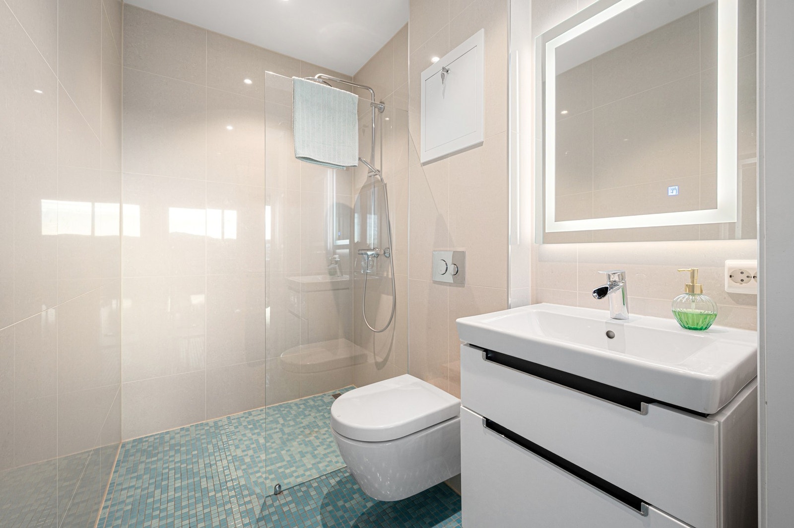 Boligen har 3 bad samt eget separat vaskerom. Galleribilde