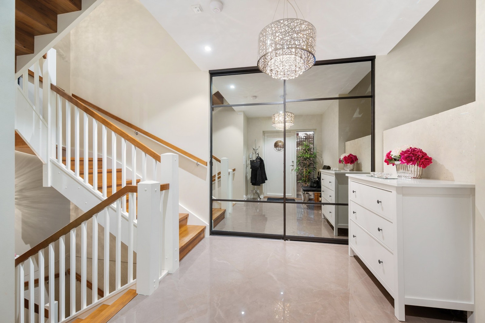 Hall i 1. etasje med skyvedørsgarderobe. Galleribilde