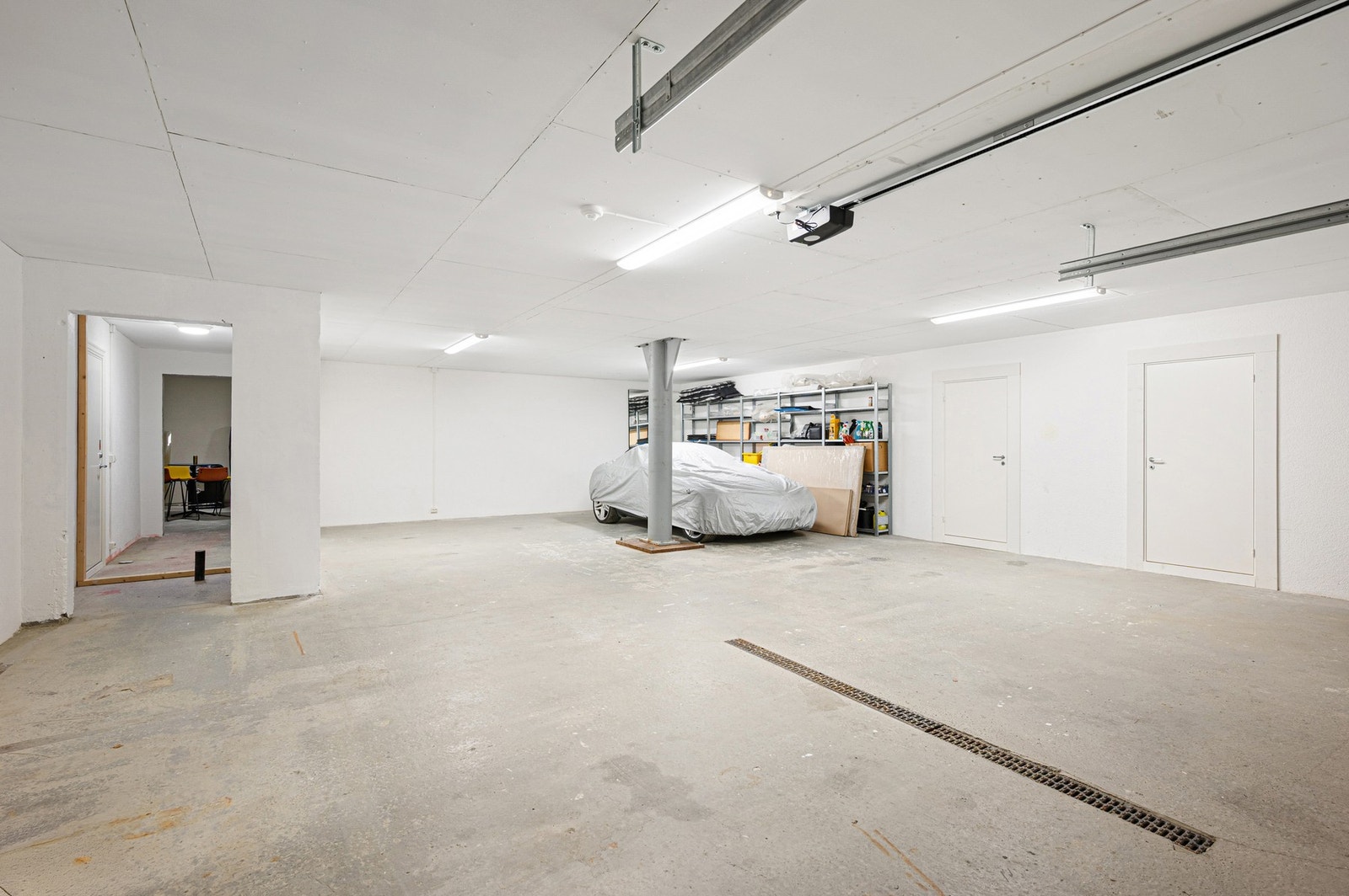 Eksklusivt garasjeanlegg på ca. 107 kvadratmeter. Galleribilde