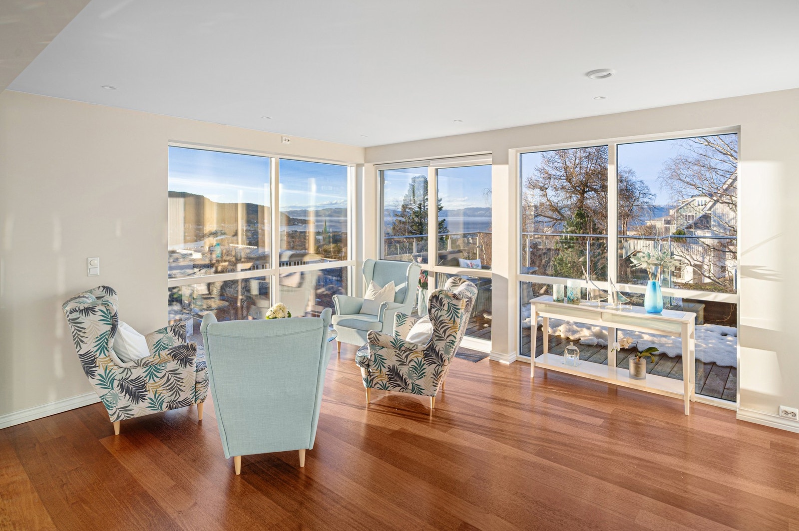 Store vindusflater gir masse lys og luft, og tilgang til en spektakulær utsikt. Galleribilde