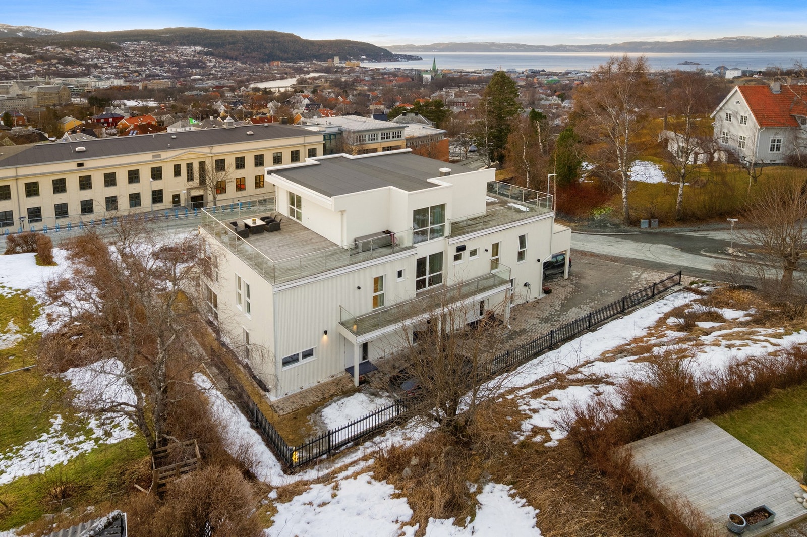 Beliggende på en høyde, i solrike omgivelser, med en fantastisk utsikt over Trondheim. Galleribilde