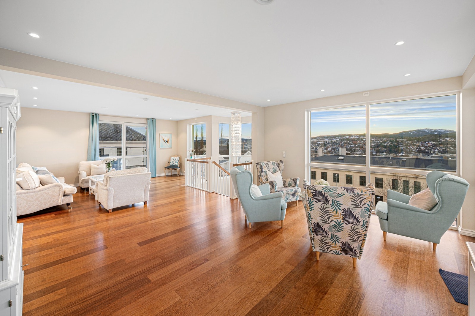 I boligens øverste etasje, er det blant annet en lys og flott stue på 48,2 kvadratmeter. Galleribilde