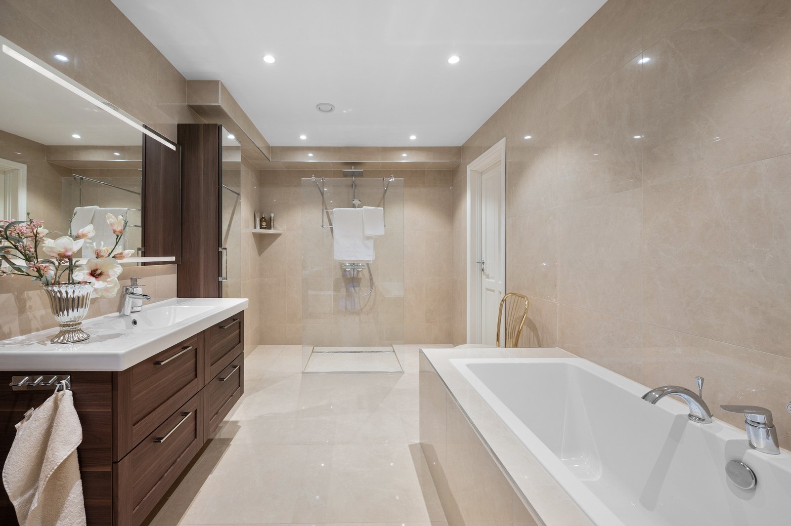 Pent flislagt, med behagelig gulvvarme og downlights i himling. Galleribilde