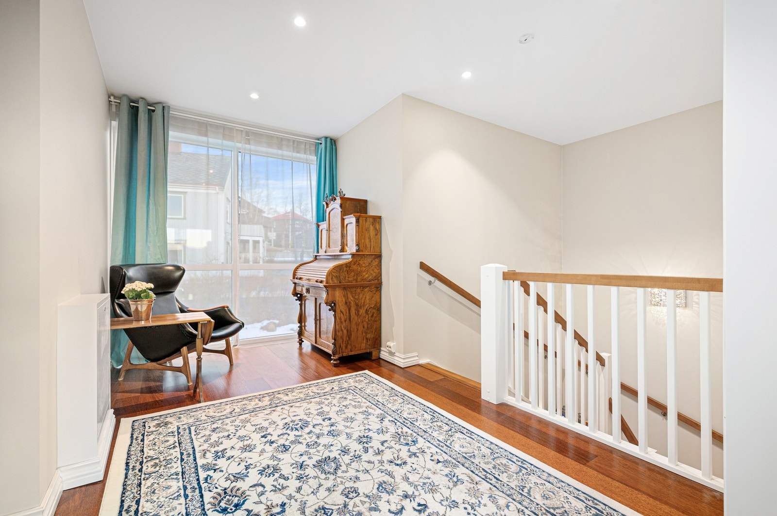 Hall i øverste etasje. Det er to trappeløp til boligens øverste etasje. Galleribilde