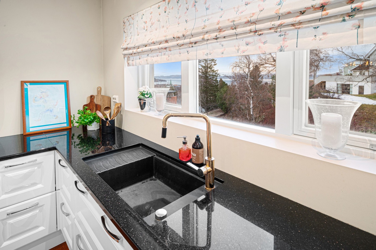 Her er det et fint lysinnslipp, samt en koselig fjordutsikt. Galleribilde