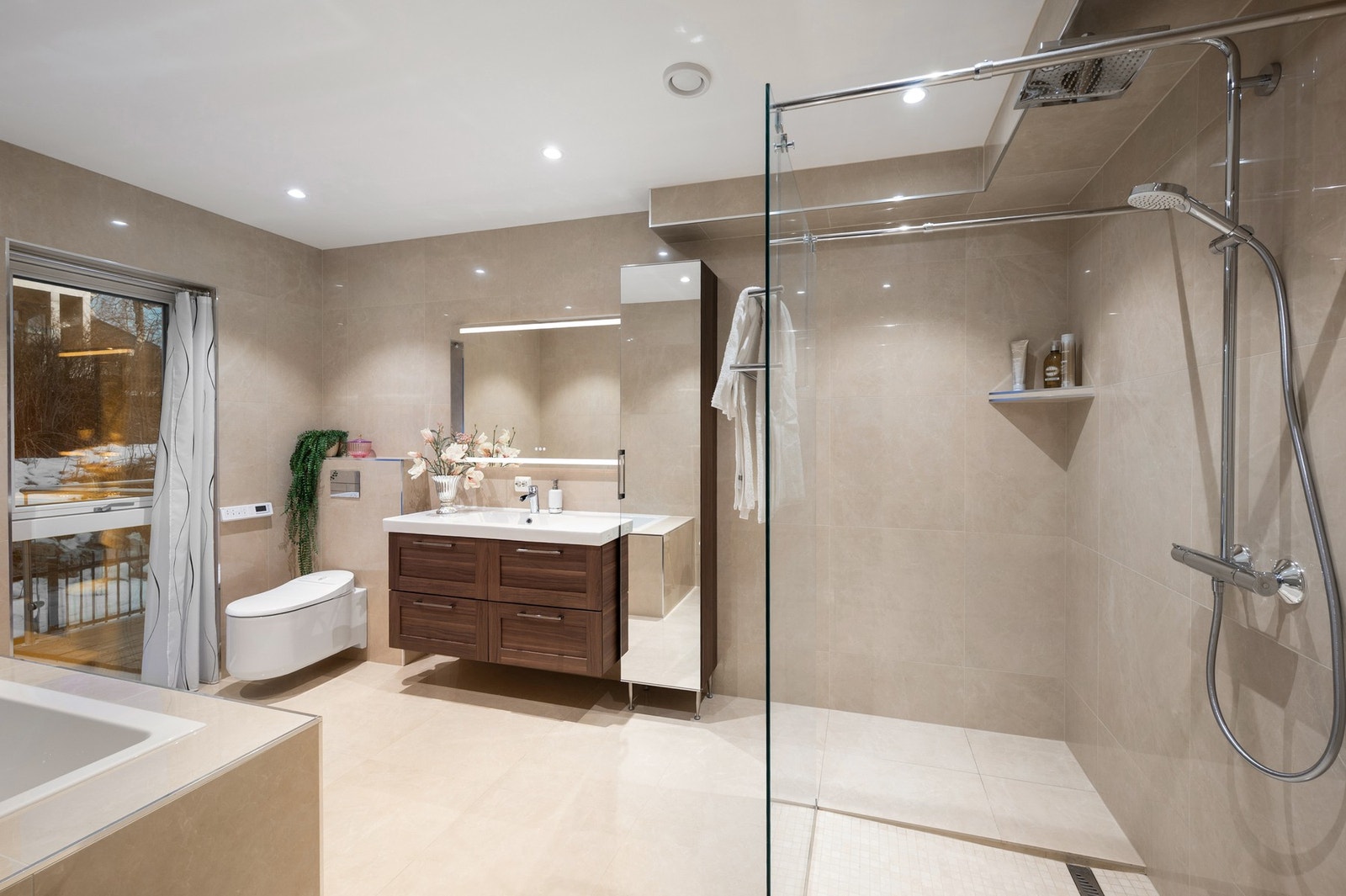 Badet har en romslig størrelse på 10,4 kvadratmeter. Galleribilde