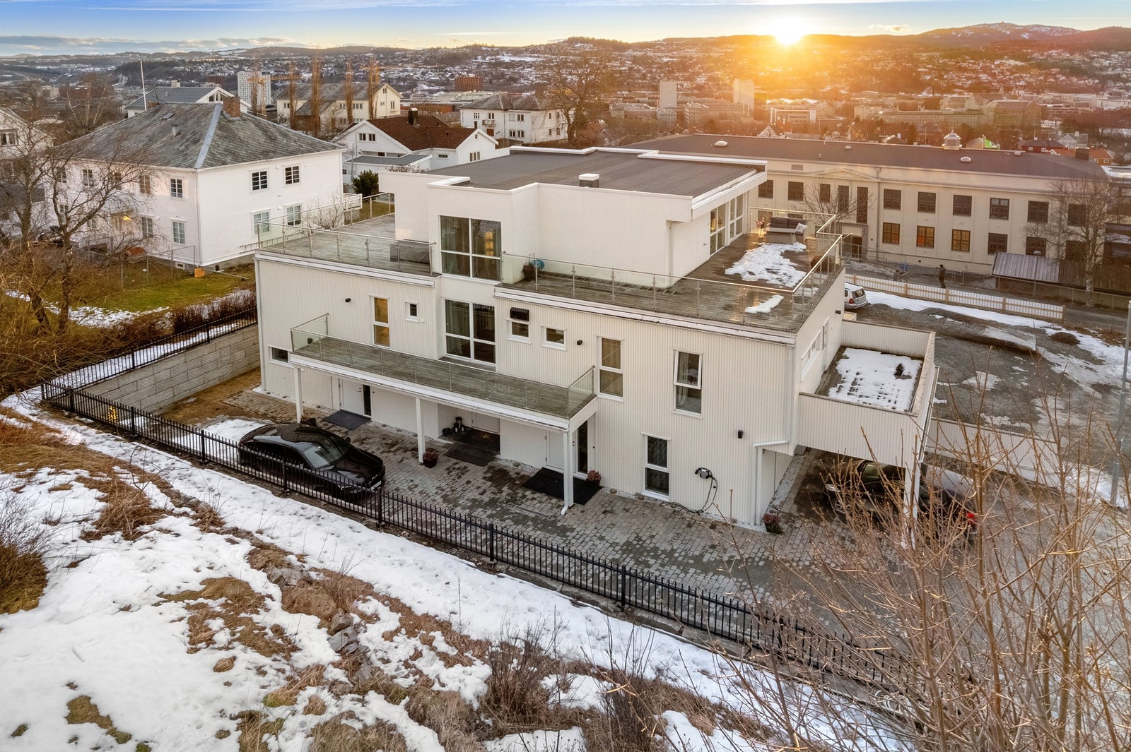 Boligen har en beliggenhet som er skjermet og rolig beliggenhet, i enveiskjørt gate, med restriksjoner for gjennomkjøring. Galleribilde