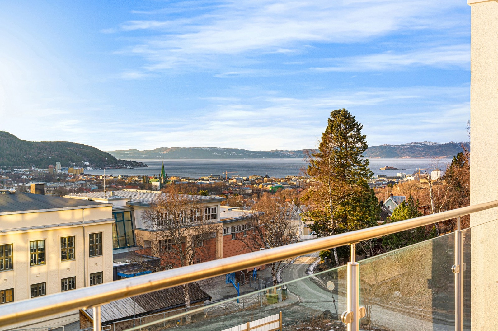 Utsikten strekker seg helt opp til Bymarka, utover byen og Trondheimsfjorden. Galleribilde