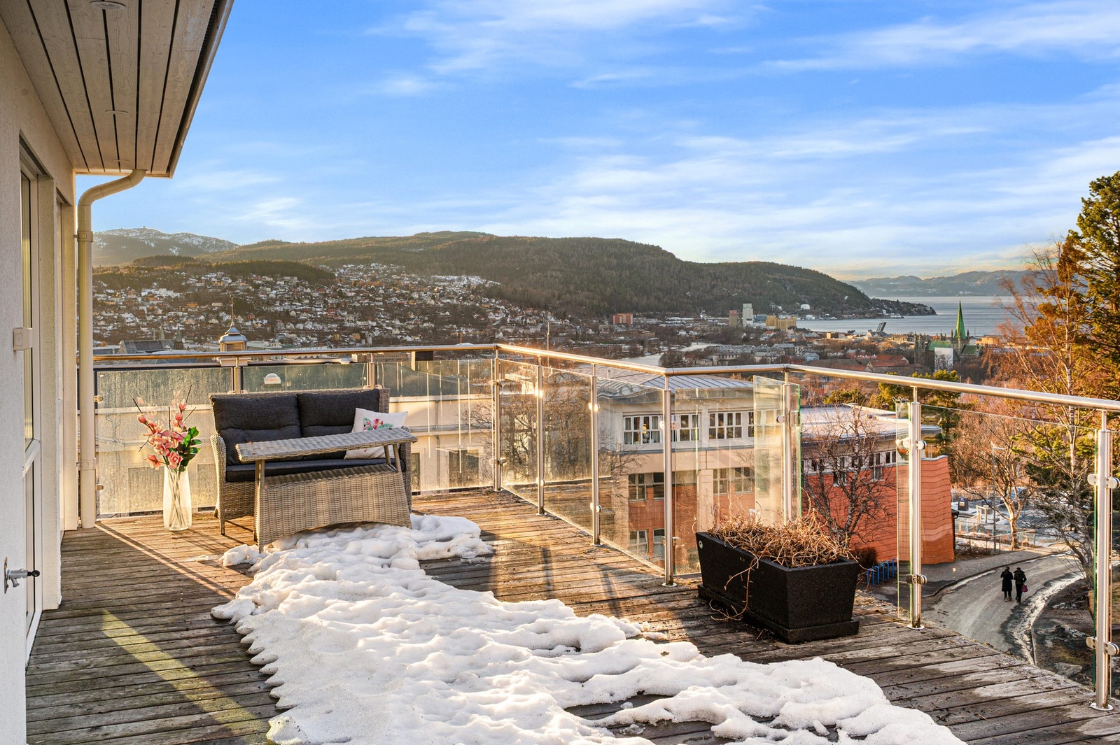 Her er det to store terrasser på 43,8 kvadratmeter og 40,2 kvadratmeter. Galleribilde