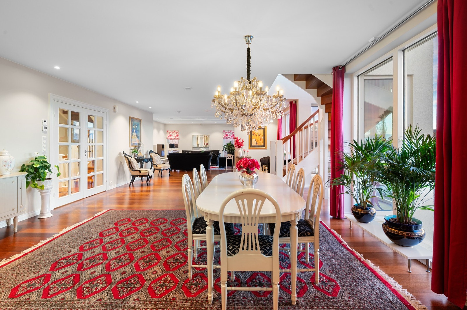 God plass til en stor spisestue. Et naturlig samlingspunkt i boligen. Galleribilde