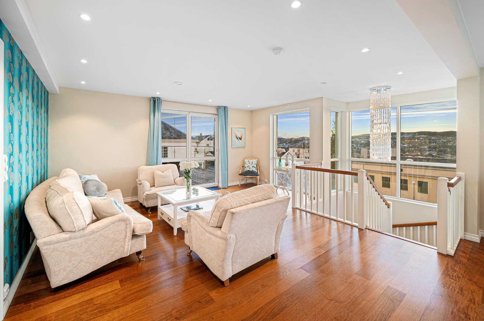 Boligens oppvarming består av jord- og bergvarme, med vannbåren varme i gulv. Galleribilde