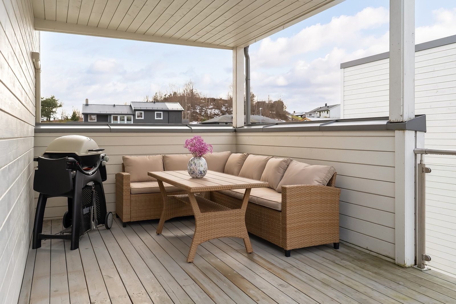 Fine uteområder, terrasse og hage. Gode solforhold fra tidlig morgen og helt til kveldssol ca. 22 sommerstid. Galleribilde