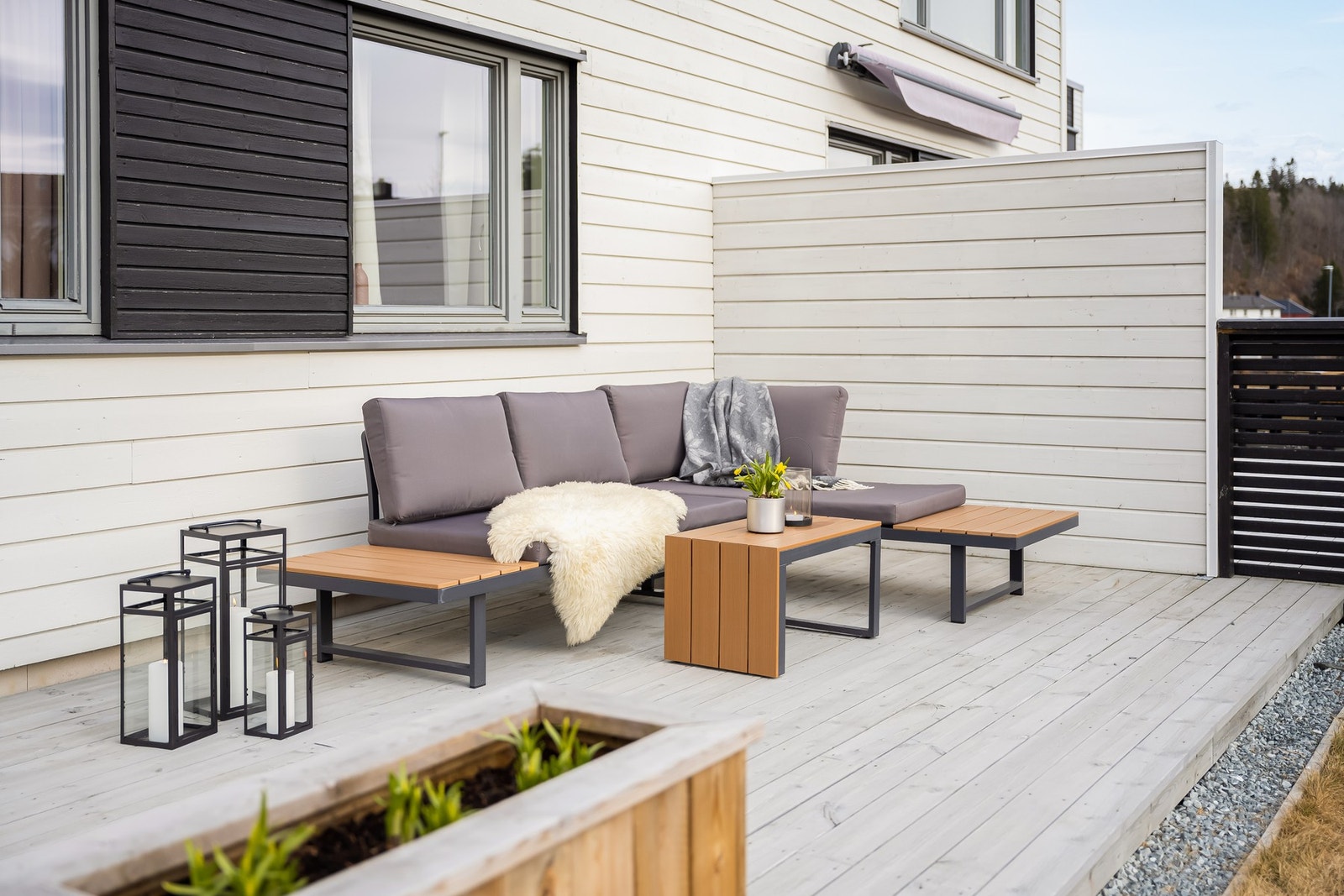 Baksiden har man solrik platting (ca. 08-21 sommerstid) og stor hage. Galleribilde