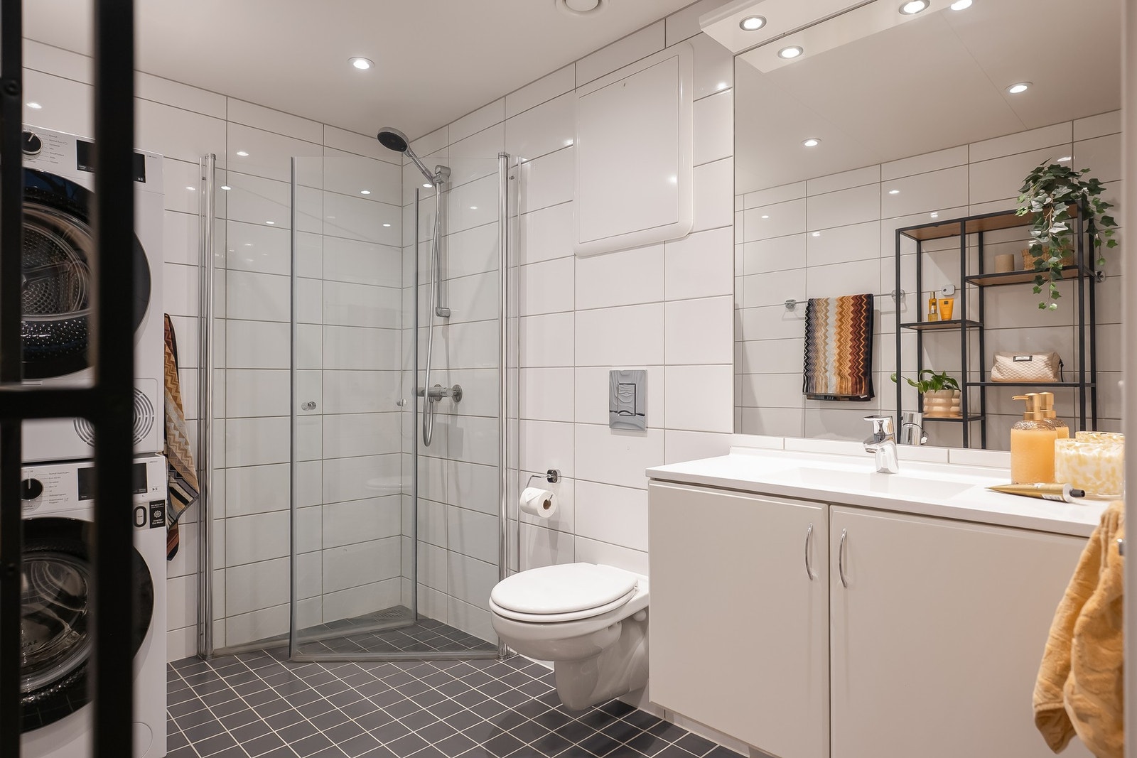 Bad og vaskerom måles til 5,3 kvm og har fin innredning med speil, innskyvbare dusjdører fra Vikingbad og dusj fra Hans Groeh. Galleribilde