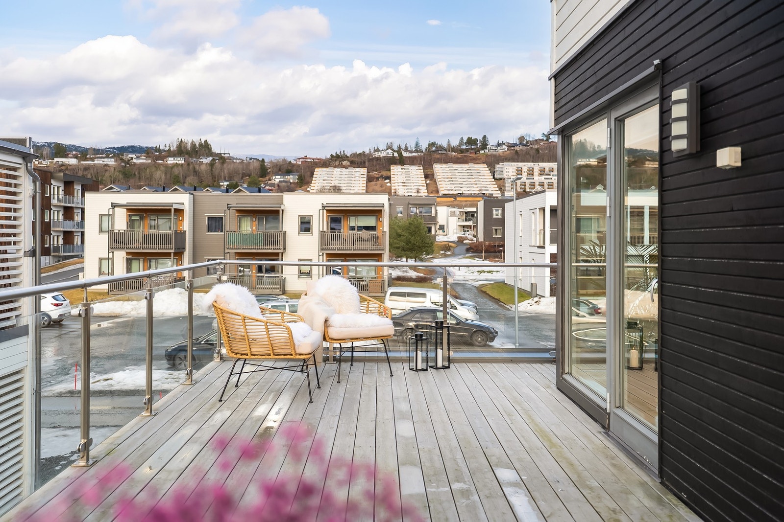Et populært område i Fosslia som både er tilbaketrukket, rolig og barnevennlig, samtidig som man bor sentralt med gangavstand til sentrum og bussholdeplass som går til bl.a. Trondheim. Kort gangavstand til både skoler, barnehager, idrettsanlegg og friområ Galleribilde