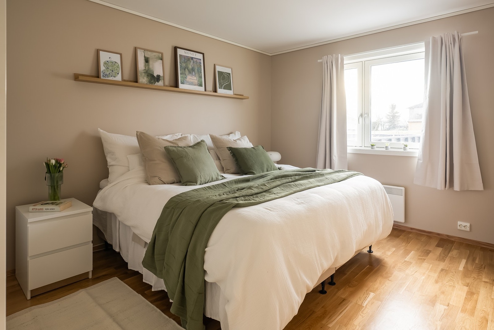 Boligen har 3 soverom. Hovedsoverommet er på 12,3 kvm, malt i fargen "Machiatto", og har en praktisk garderobe fra Ikea Pax fra 2016. Galleribilde