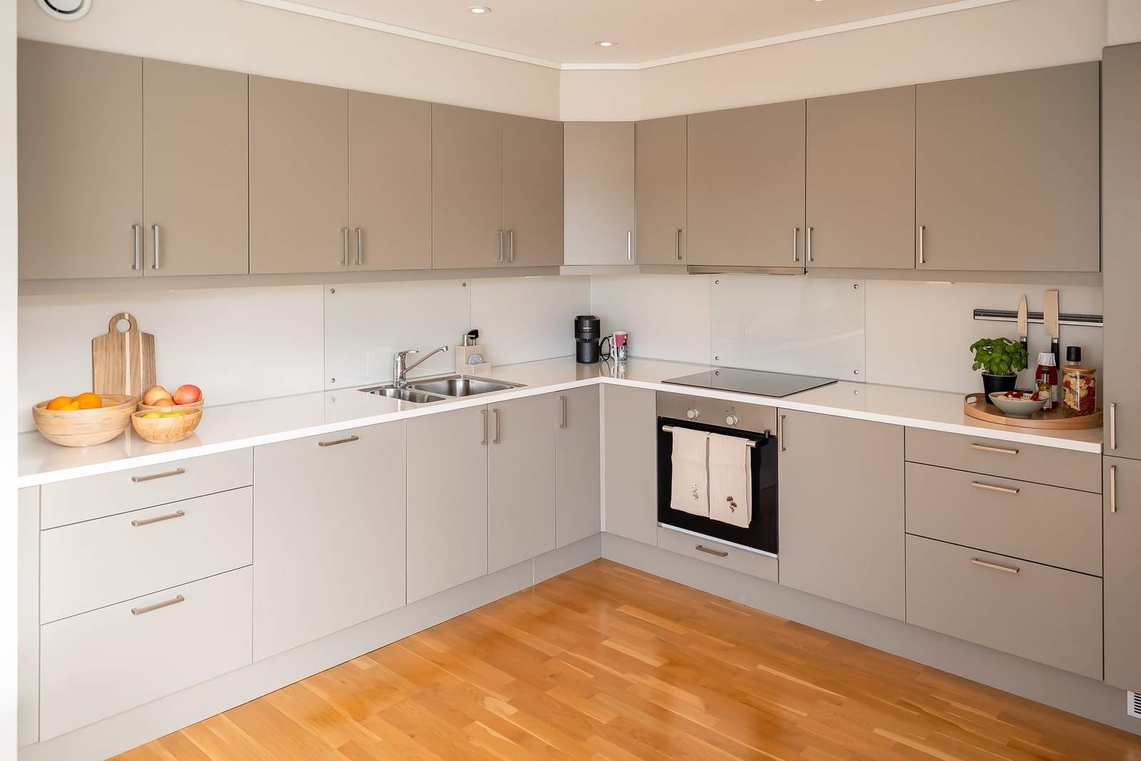 Integrerte hvitevarer fra Siemes som medfølger handelen er kombiskap, oppvaskmaskin, platetopp, stekeovn og ventilator. Galleribilde