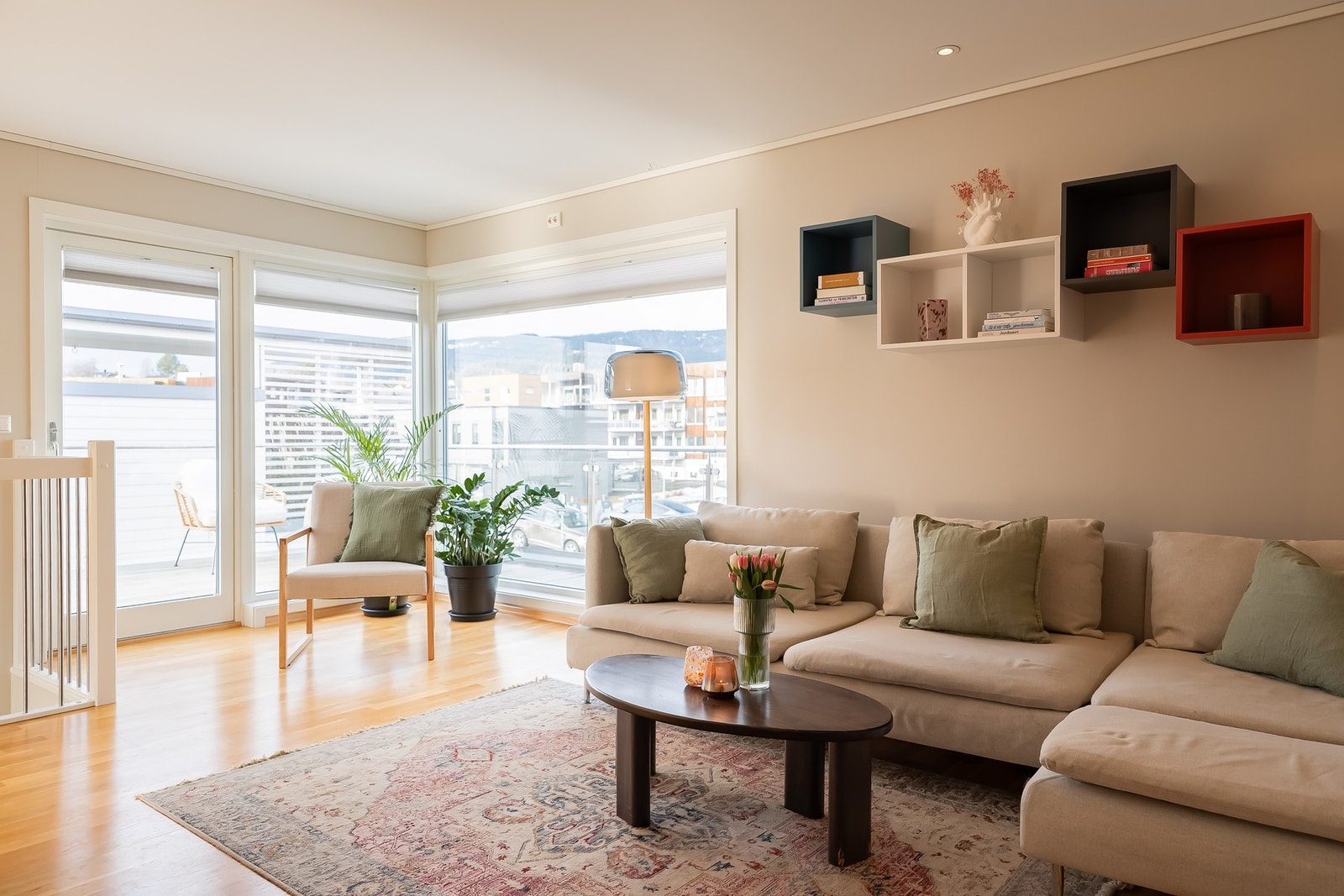 Lys, åpen og stilren stue med store vinduer som gir et godt gjennomlys. Galleribilde