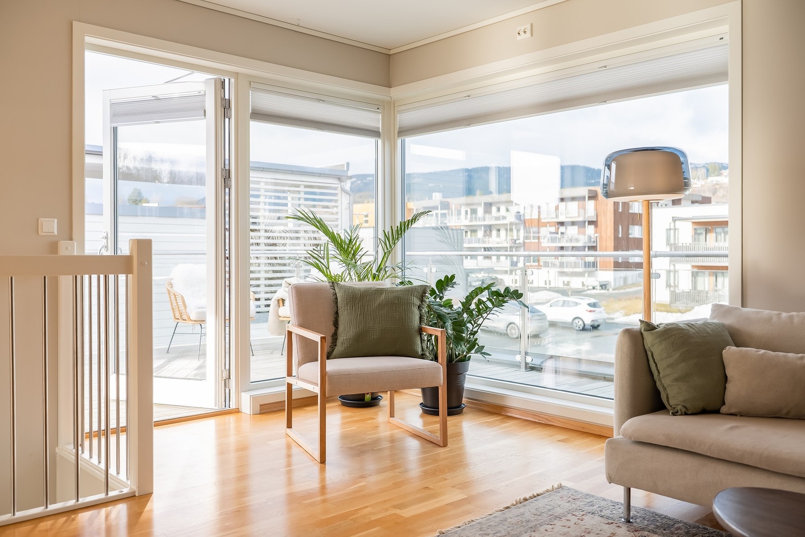 Utgang fra stuen til stor takterrasse over carport. Galleribilde