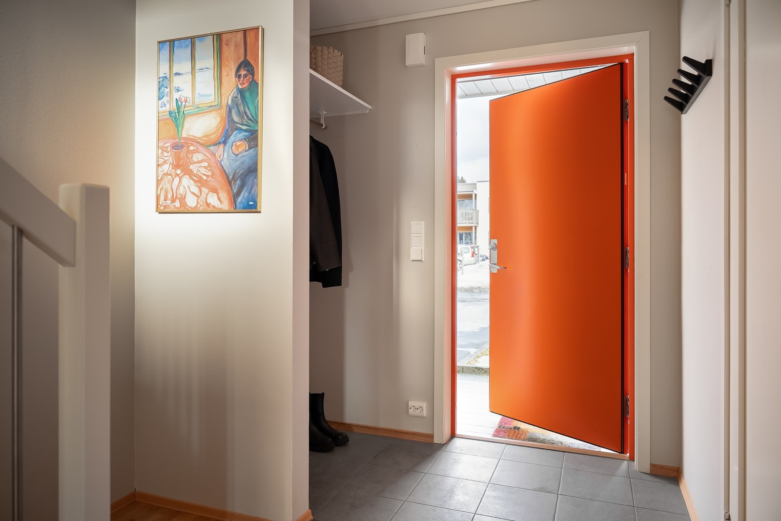 Gang med KER Rock Dark Grey 30x30 fliser på gulv, samt behagelig gulvvarme. Galleribilde