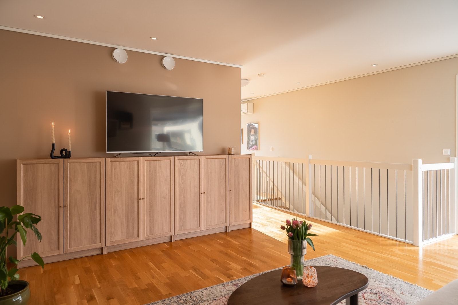 Energieffektiv planløsning med stue og kjøkken i 2.etasje. Balansert ventilasjon i boligen samt varmepumpe. Galleribilde