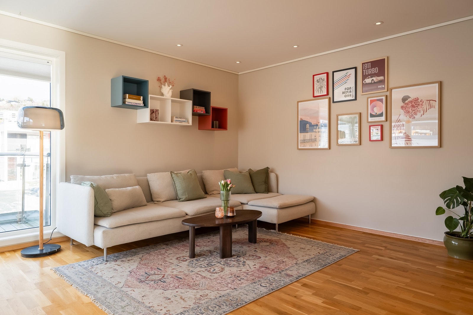 Parkett på gulv og slette gipsvegger malt i fargen "Kalk". Galleribilde