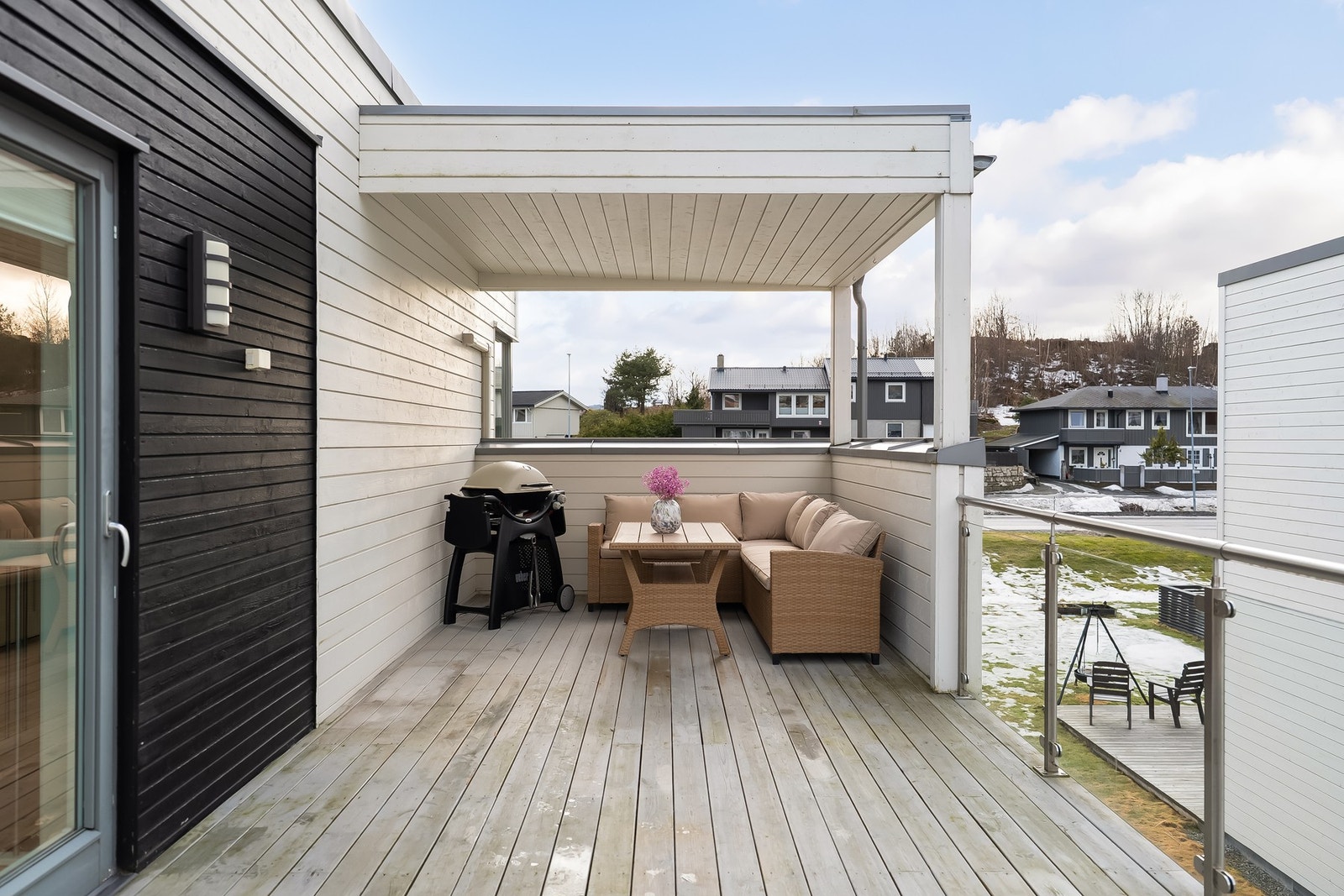 God plass til utemøbler og takoverbygg. Galleribilde