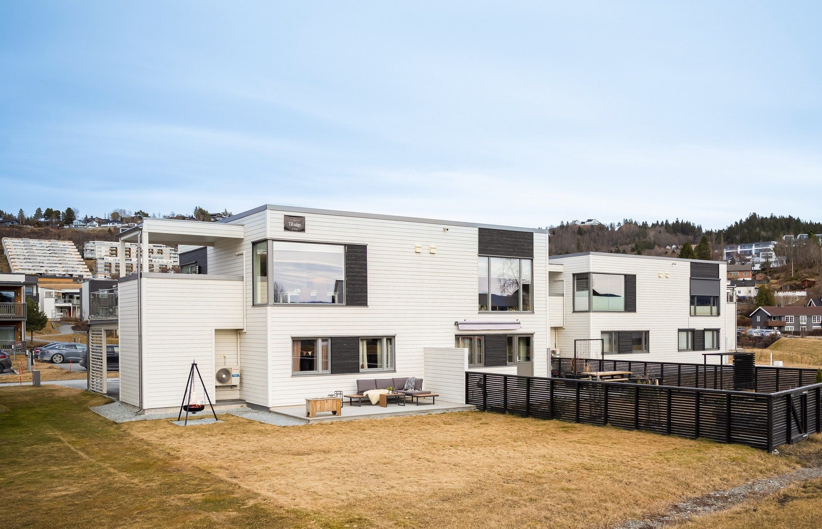 PrivatMegleren v/ Torstein Nordby har gleden av å presentere Blåklokkesvingen 6. En flott halvpart av tomannsbolig i funkisstil fra 2015 med stor hage. Galleribilde