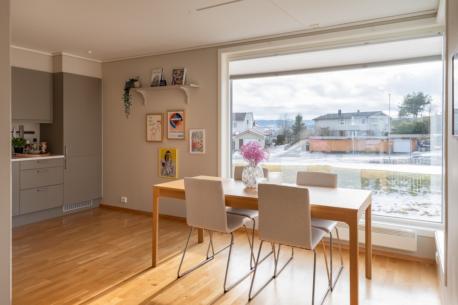 Både stue og kjøkken har store vindusflater som gir rikelig med naturlig lys, samt Luxaflex spesialtilpassede plissègardiner i alle vinduene. Galleribilde