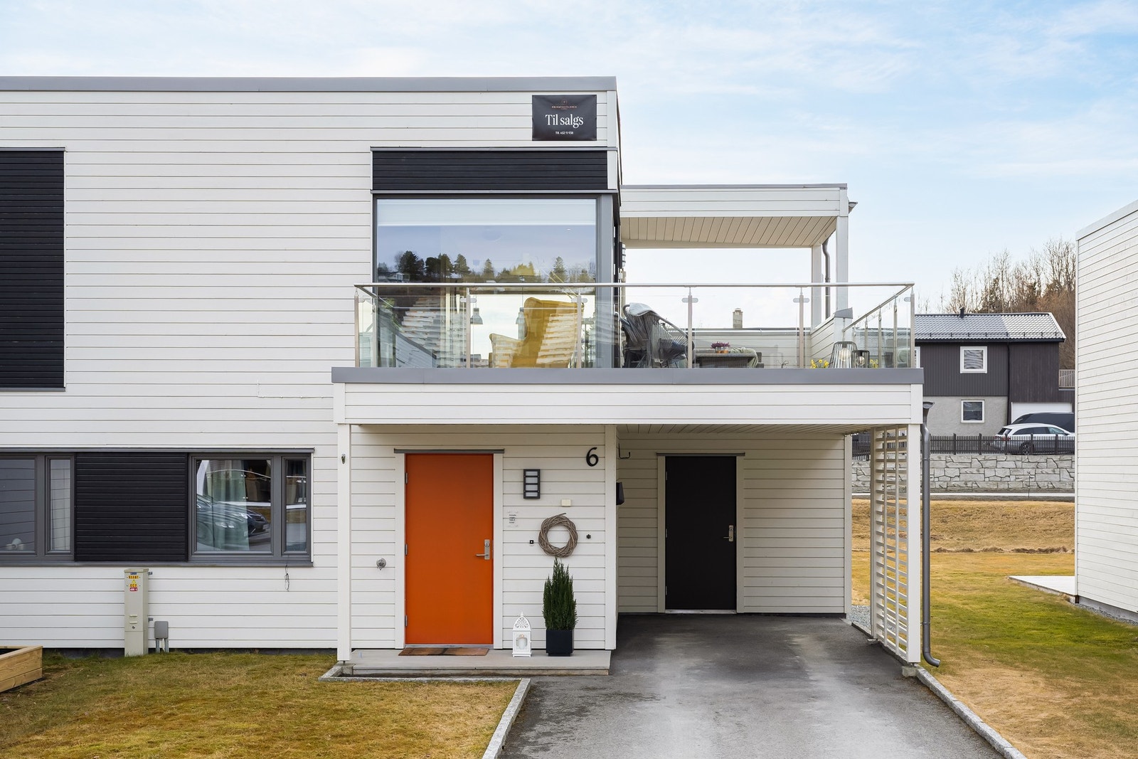 Stilfull bolig med fin beliggenhet. Kort gangavstand til både skoler, barnehager, idrettsanlegg og friområder. Galleribilde