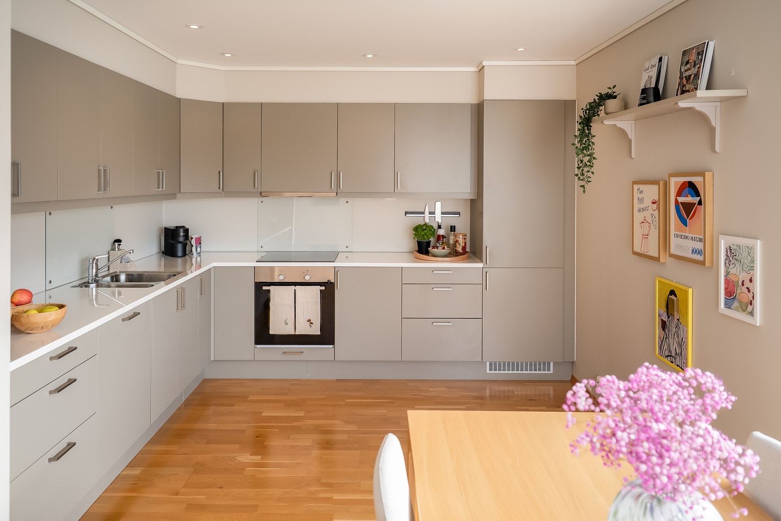 Romslig og moderne kjøkken fra HTH i modellen Mono i fargen "leire". Galleribilde