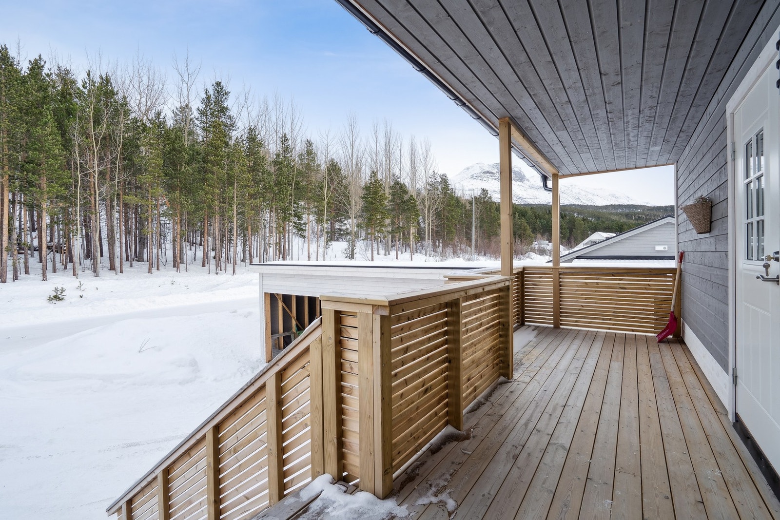 Ute og entré Galleribilde