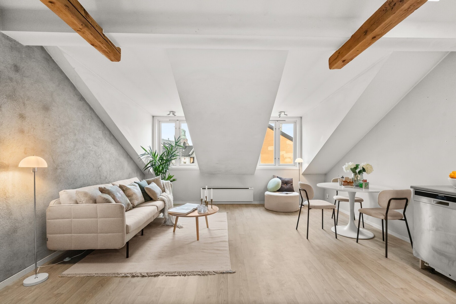 Lys og arealeffektiv 3-roms loftsleilighet i klassisk bygård fra 1893. Galleribilde