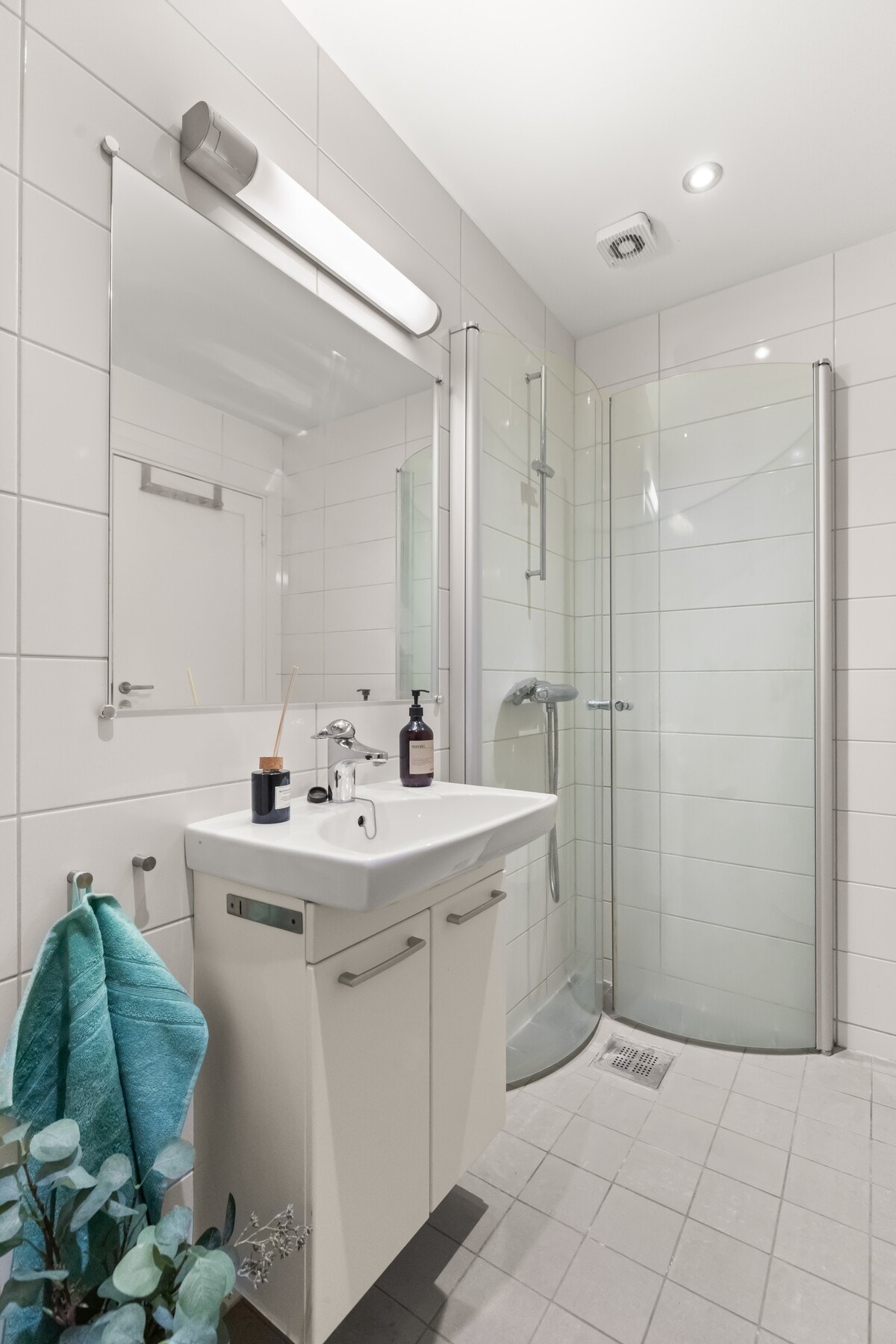 Dusj med innfellbare glassvegger, servant med skap, speil med lys, gulvmontert wc,. Galleribilde