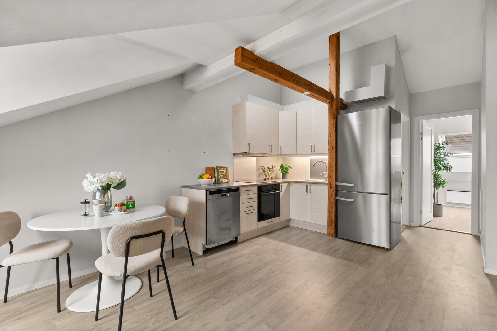 Stekeovn, nedfelt platetopp, oppvaskmaskin, nisje for frittstående kjøl og frys. Galleribilde