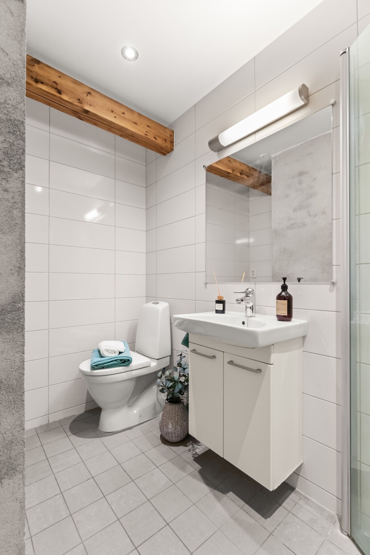 Bad er antatt fra 2013, med flislagt gulv og varmekabler. Galleribilde