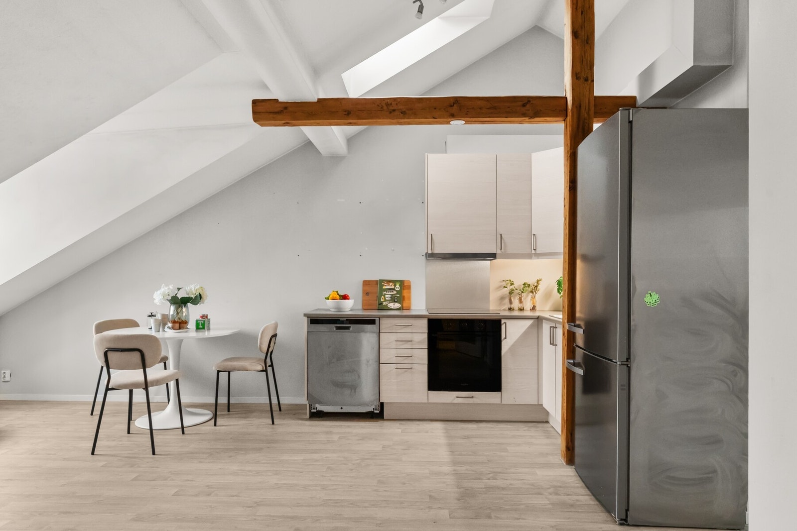 Sigdal kjøkkeninnredning med glatte fronter og laminat benkeplater. Galleribilde