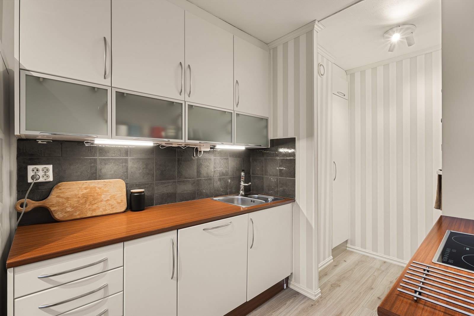 Her har du god oppbevaringsplass i skuffer og skap. Galleribilde