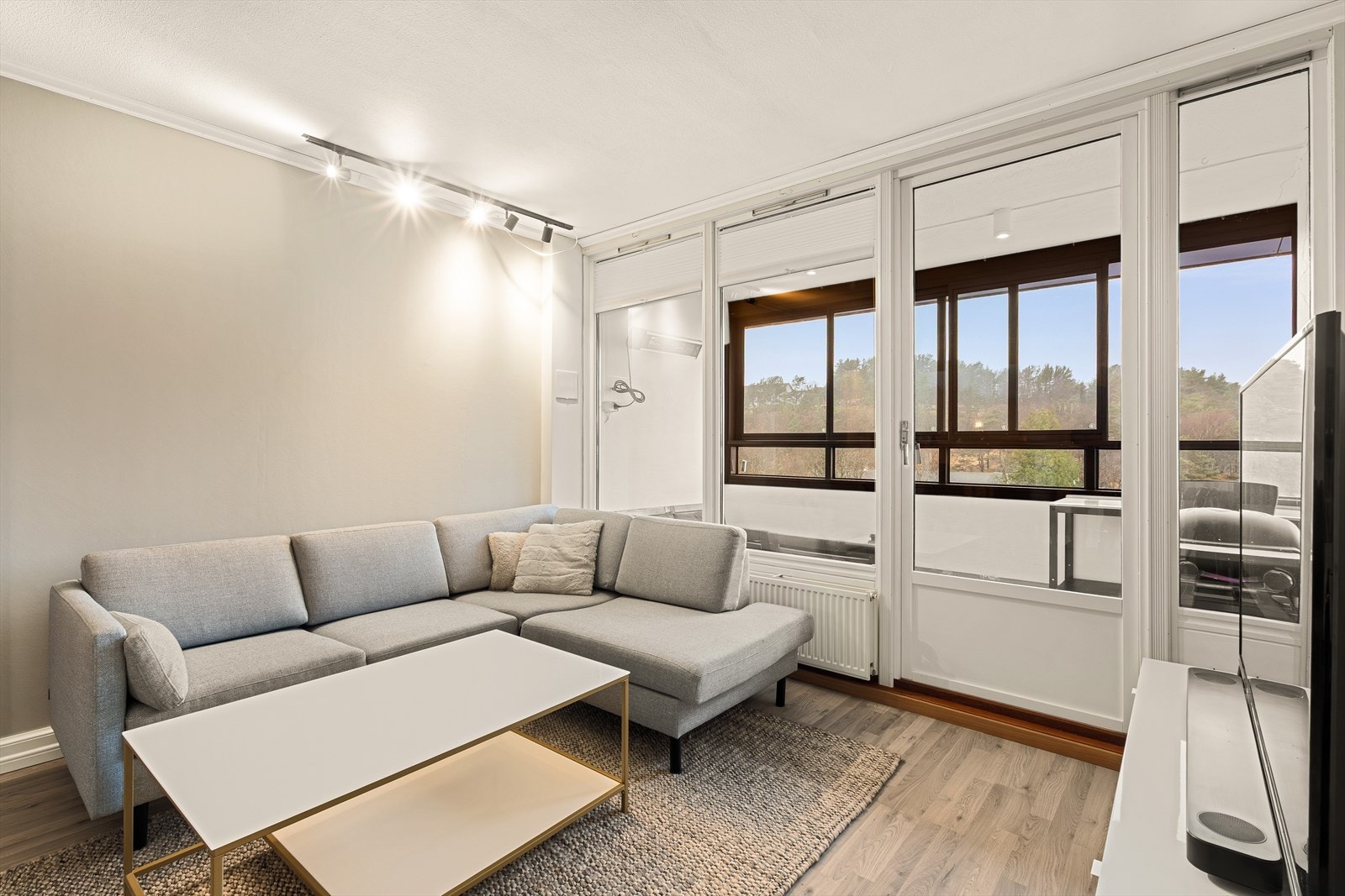 I stuen har du radiator som gir behagelig temperatur året rundt. Sentralvarmen er inkludert i felleskostnadene. Galleribilde