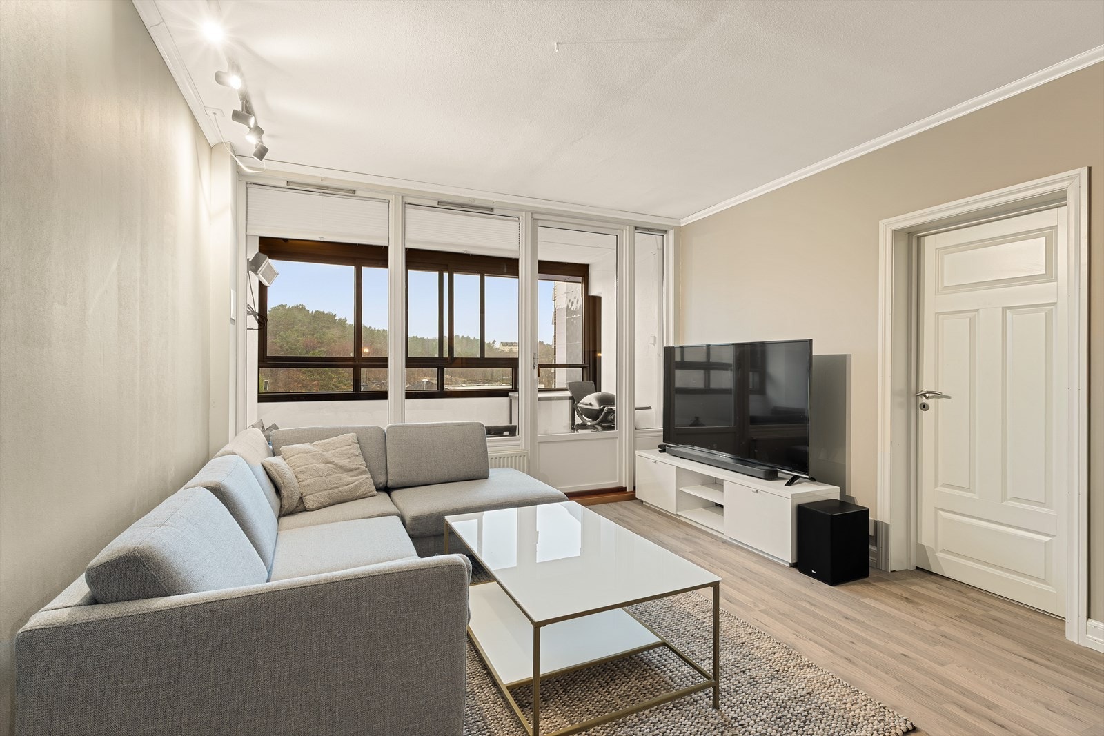 Lyse, fine overflater med god plass til sofa og TV-krok. Galleribilde